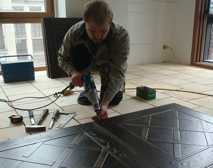 Укладка модульного паркета.